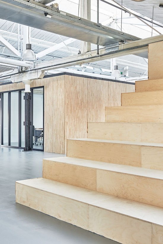 个性办公室叼嘿网站视频设计.jpg